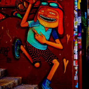 Street-art sur un mur dans les escaliers représentant un enfant avec casque surmonté d'une hélice - France  - collection de photos clin d'oeil, catégorie streetart